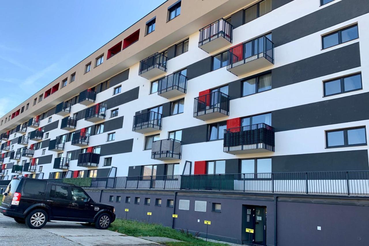 Bl - The Executive Suite, Boru - 24Hr Self Check-In, Free Private Parking, Balcony With Mountain View, 5 Minute Walk To City Center Banska Bystrica Luaran gambar